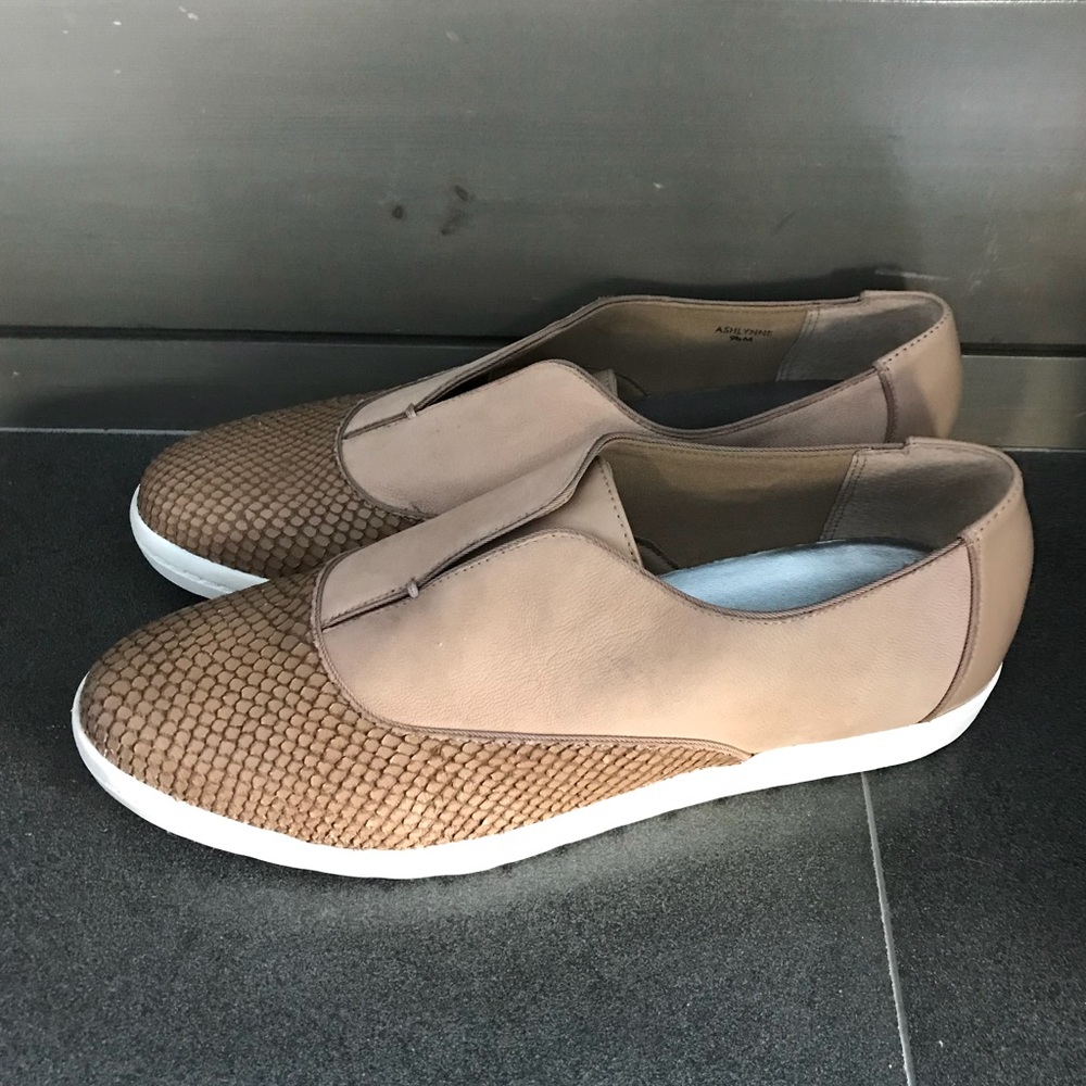 NIB Tahiti Slip on comfy shoes.